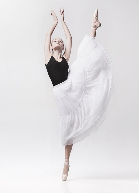 Jeune danseuse classique isolée sur fond blanc.