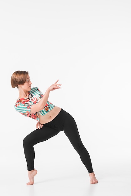 Jeune danseuse posant sur fond blanc