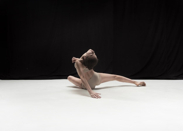 Jeune danseuse teen danse sur studio de plancher blanc.