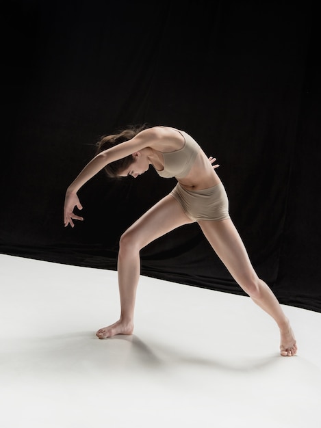 Photo gratuite jeune danseuse teen danse sur studio de plancher blanc.