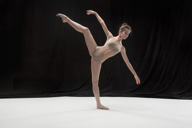 Jeune danseuse teen sur l'espace au sol blanc.