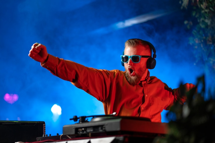 Photo gratuit un jeune dj à la fête techno.