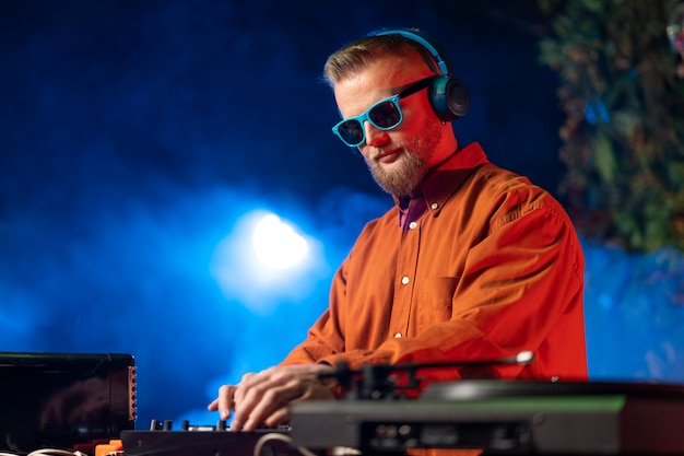 Photo gratuite un jeune dj à la fête techno.