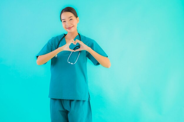 jeune, docteur asiatique, femme, sourire