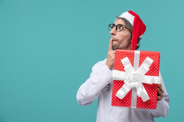 Jeune docteur expressif posant pour des vacances d'hiver