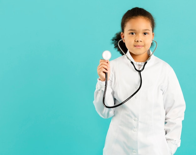 Photo gratuite jeune, docteur, tenue, stéthoscope