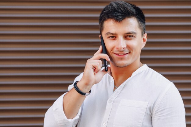 Jeune, élégant, type, chemise, conversation, téléphone