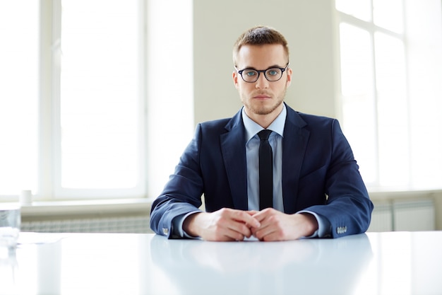 Photo gratuite jeune employé tenue soignée