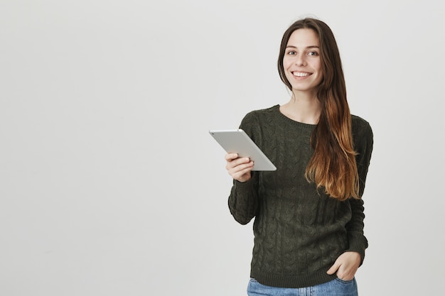 Jeune Employée, Pigiste En Art Numérique à L'aide De Tablette, Souriant