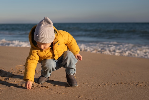 Photo gratuite jeune enfant au bord de la mer