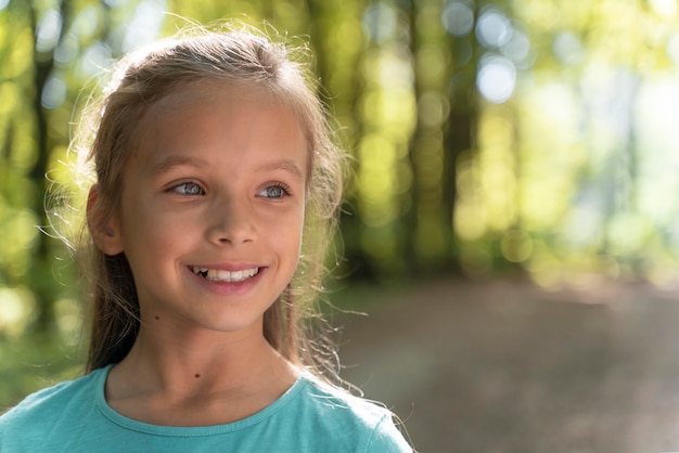 Photo gratuite jeune enfant explorant la nature