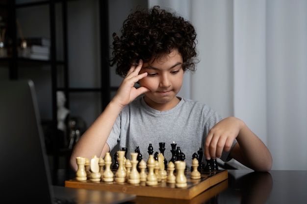 Jeune enfant jouant aux échecs