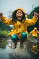 Photo gratuite un jeune enfant jouant du bonheur de l'enfance dans une flaque d'eau après la pluie.