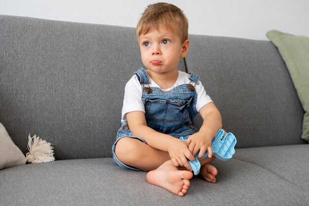 Jeune enfant jouant avec fidget à la maison