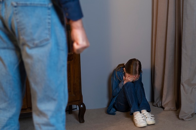 Photo gratuite jeune enfant maltraité par un parent avec ceinture