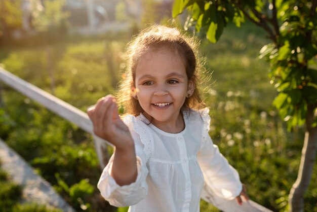 Jeune enfant passant du temps dans la nature