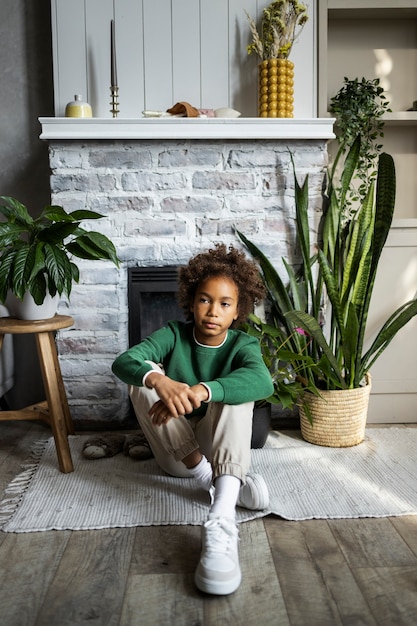 Photo gratuite jeune enfant passant du temps ensemble dans le confort de sa maison