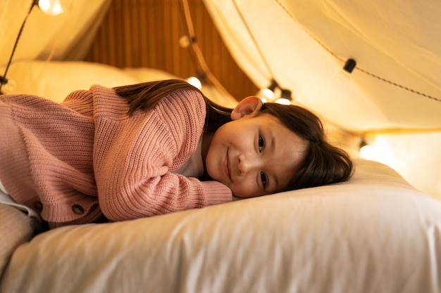 Photo gratuite jeune enfant passant du temps ensemble dans le confort de sa maison