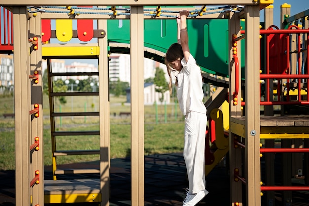 Jeune enfant s'amusant sur l'aire de jeux en plein air