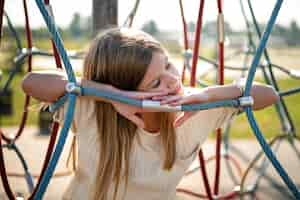 Photo gratuite jeune enfant s'amusant sur l'aire de jeux en plein air