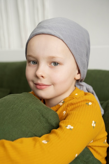 Photo gratuite jeune enfant en thérapie pour lutter contre le cancer