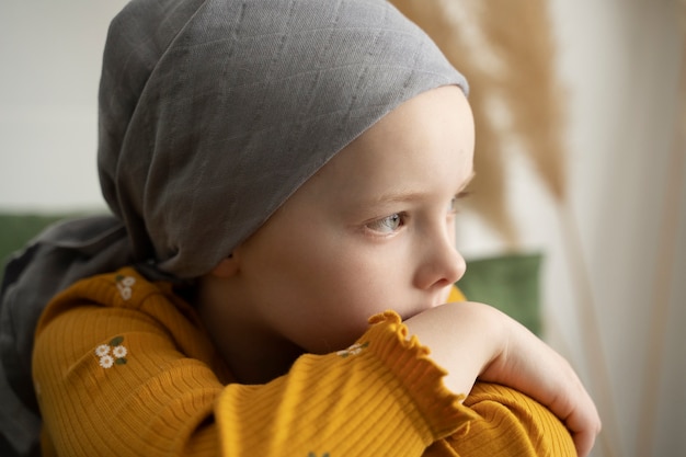 Jeune enfant en thérapie pour lutter contre le cancer