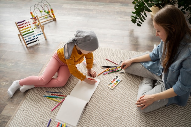 Photo gratuite jeune enfant en thérapie pour lutter contre le cancer