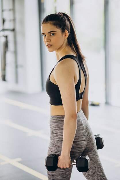 Jeune entraîneur féminin exerçant au gymnase