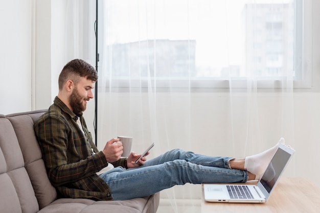 Jeune entrepreneur heureux de travailler à domicile