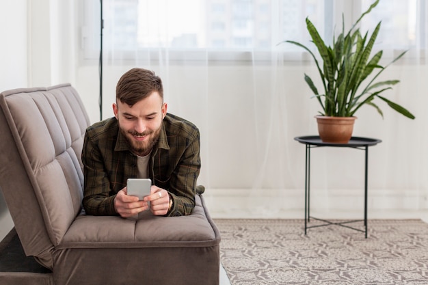 Jeune entrepreneur heureux de travailler à domicile