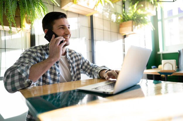 Jeune entrepreneur travaillant à distance