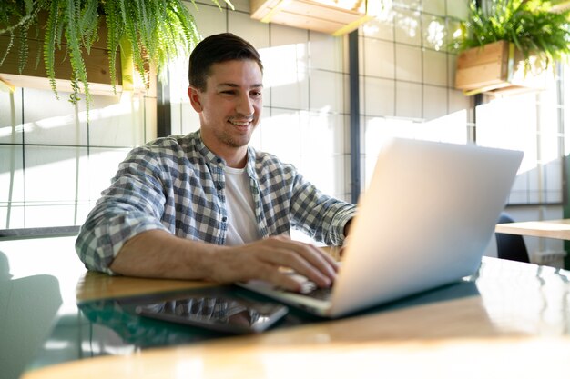 Jeune entrepreneur travaillant à distance