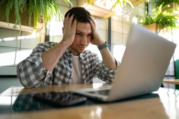 Jeune entrepreneur travaillant à distance