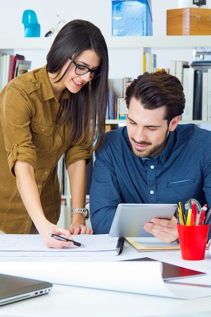 Jeune équipe d&#39;architecte travaillant au bureau