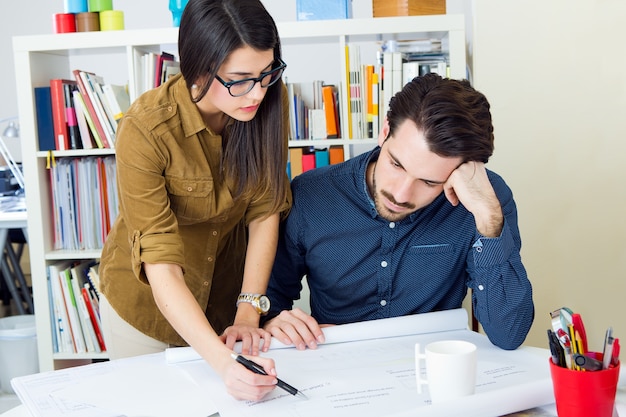 Jeune équipe d&#39;architecte travaillant au bureau