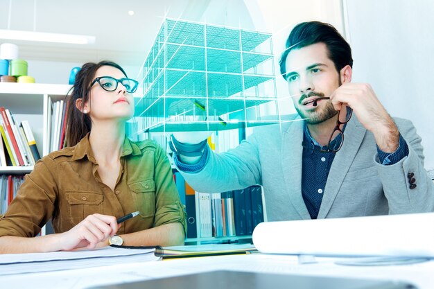 Jeune équipe d&#39;architecte travaillant au bureau