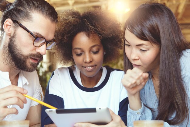 Jeune équipe de collègues travaillant sur un projet