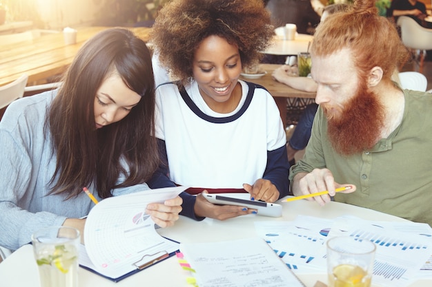 Photo gratuite jeune équipe de collègues travaillant sur un projet