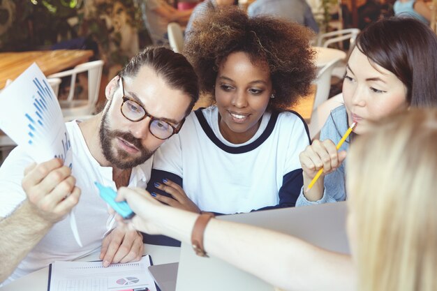 Jeune équipe de collègues travaillant sur un projet