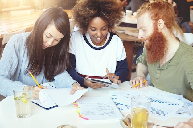 Photo gratuite jeune équipe de collègues travaillant sur un projet