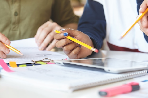 Jeune équipe de collègues travaillant sur un projet