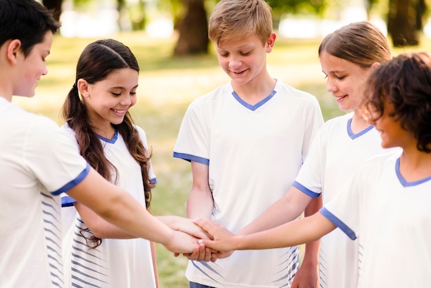 Jeune équipe se prépare à jouer au football