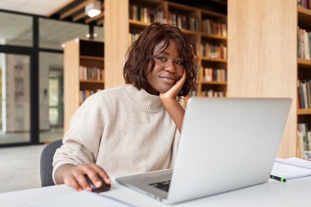 Jeune étudiant apprenant dans la bibliothèque