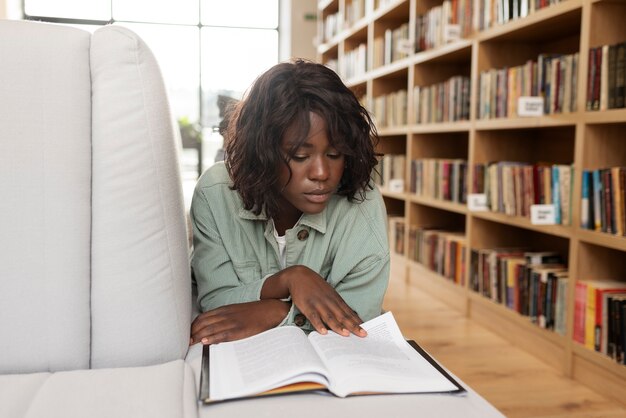 Photo gratuite jeune étudiant apprenant dans la bibliothèque