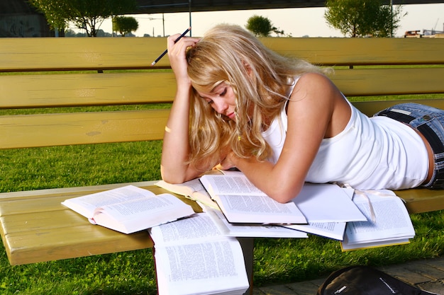 Jeune étudiant attrayant, lisant le livre