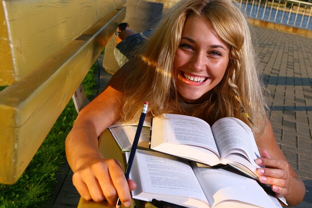 Jeune étudiant attrayant, lisant le livre