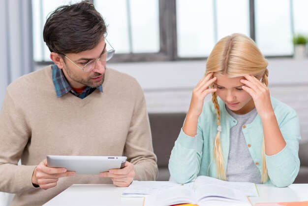 Jeune étudiant essayant d'apprendre la vue de face de la leçon