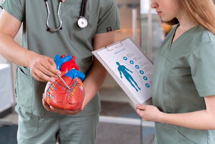 Photo gratuit jeune étudiant en médecine faisant sa pratique dans un hôpital