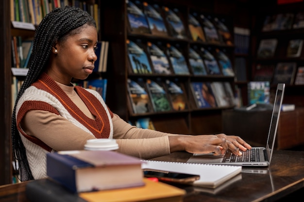 Photo gratuite jeune étudiant travaillant sur affectation