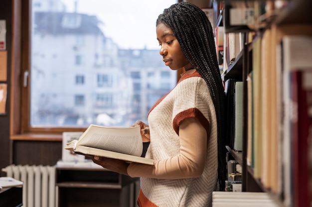 Jeune étudiant travaillant sur affectation